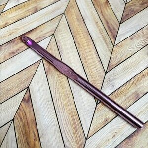Susan Bates Crochet Hook size 8mm color purple